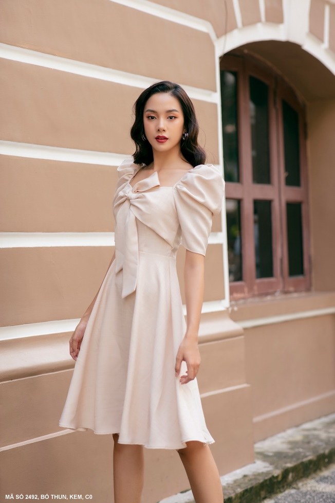 ĐẦM XÒE TAY NGẮN PHỒNG THẮT NƠ TRƯỚC NGỰC DỄ THƯƠNG XINH XẮN-2492