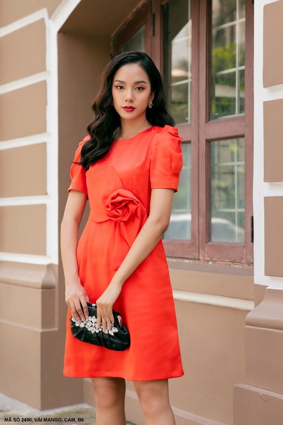 ĐẦM CỔ THUYỀN TAY NGẮN DÚN ĐÍNH HOA TRƯỚC NGỰC  XINH ĐẸP-2490