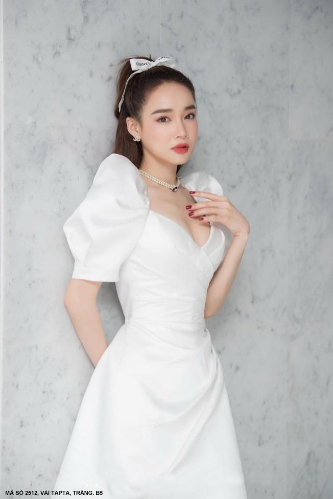 ĐẦM TAY NGẮN ĐÍNH HOA HỒNG MỘT BÊN EO XINH XẮN- 2512